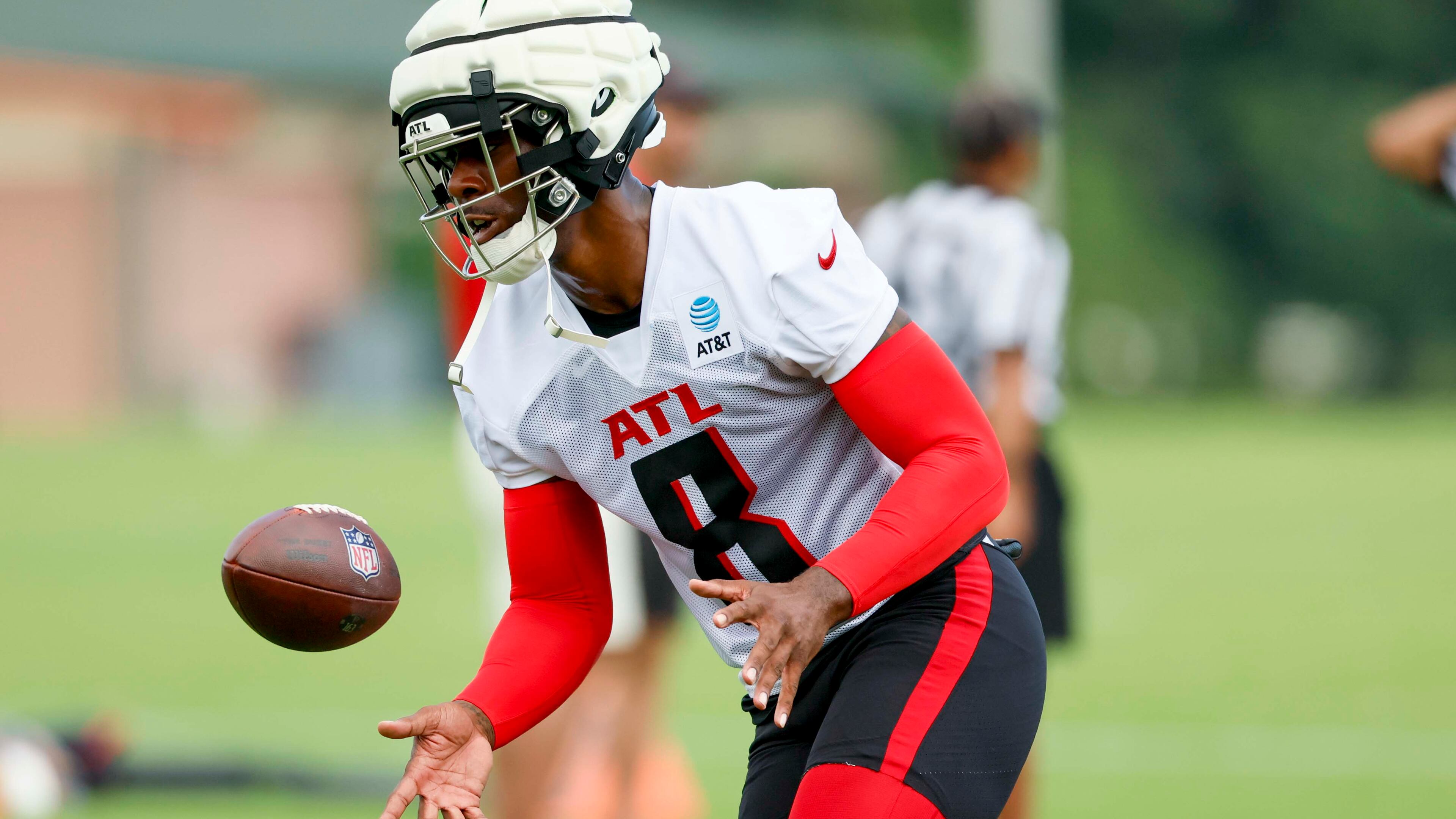 Atlanta Falcons tight end Kyle Pitts tosses the ball during the first practice of training camp on Thursday, July 24, 2025, in Flowery Branch. (Miguel Martinez/AJC)