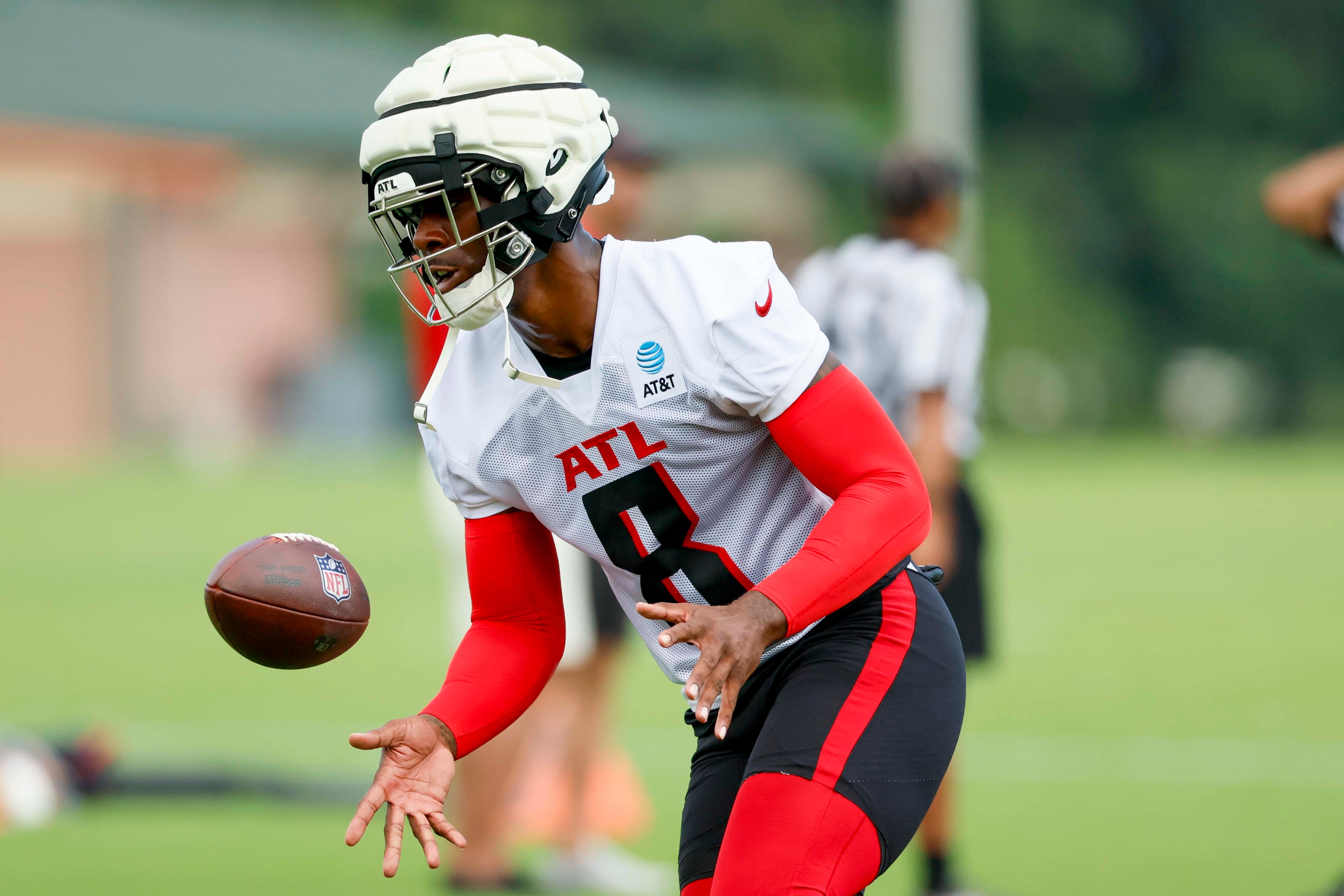 Atlanta Falcons tight end Kyle Pitts tosses the ball during the first practice of training camp on Thursday, July 24, 2025, in Flowery Branch. (Miguel Martinez/AJC)