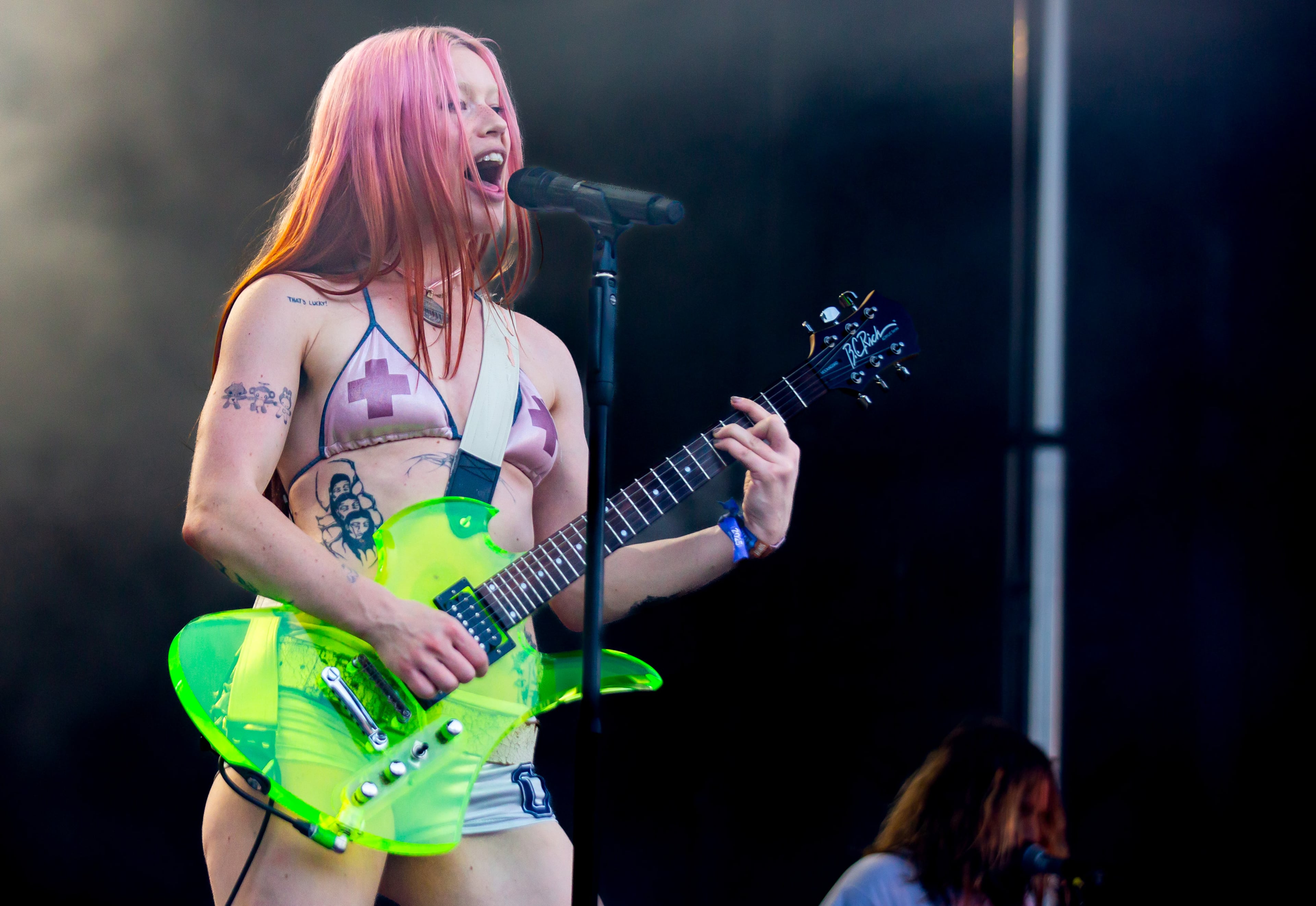 Atlanta, Ga. — British indie rockers Wet Leg drew a huge crowd on Sunday evening, Sept. 21, 2025, at Piedmont Park. Lead singer Rhian Teasdale showed why she’s become a standout star over the past year. (RYAN FLEISHER FOR THE ATLANTA JOURNAL-CONSTITUTION)