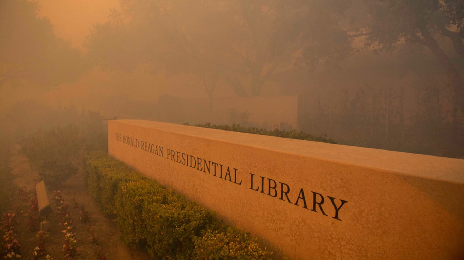 Photos: Easy Fire threatens Ronald Reagan Presidential Library in Simi Valley