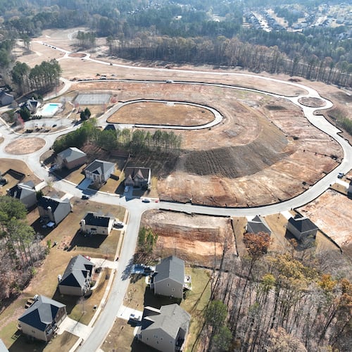 November 23, 2022 Atlanta - Aerial photograph shows Parkview Estates (left) in South Fulton and vast expanse of land (right), where a big company plans to build smaller and lower quality homes for rent, on Wednesday, November 23, 2022. This will be a story as part of the ‘Bulk Buyer project’ that looks at the buying/building of single-family homes that are rented out. We’re interested in the big investors that are doing the buying and the neighborhoods they are targeting and this tory will focus on a couple of neighborhoods. (Hyosub Shin / Hyosub.Shin@ajc.com)