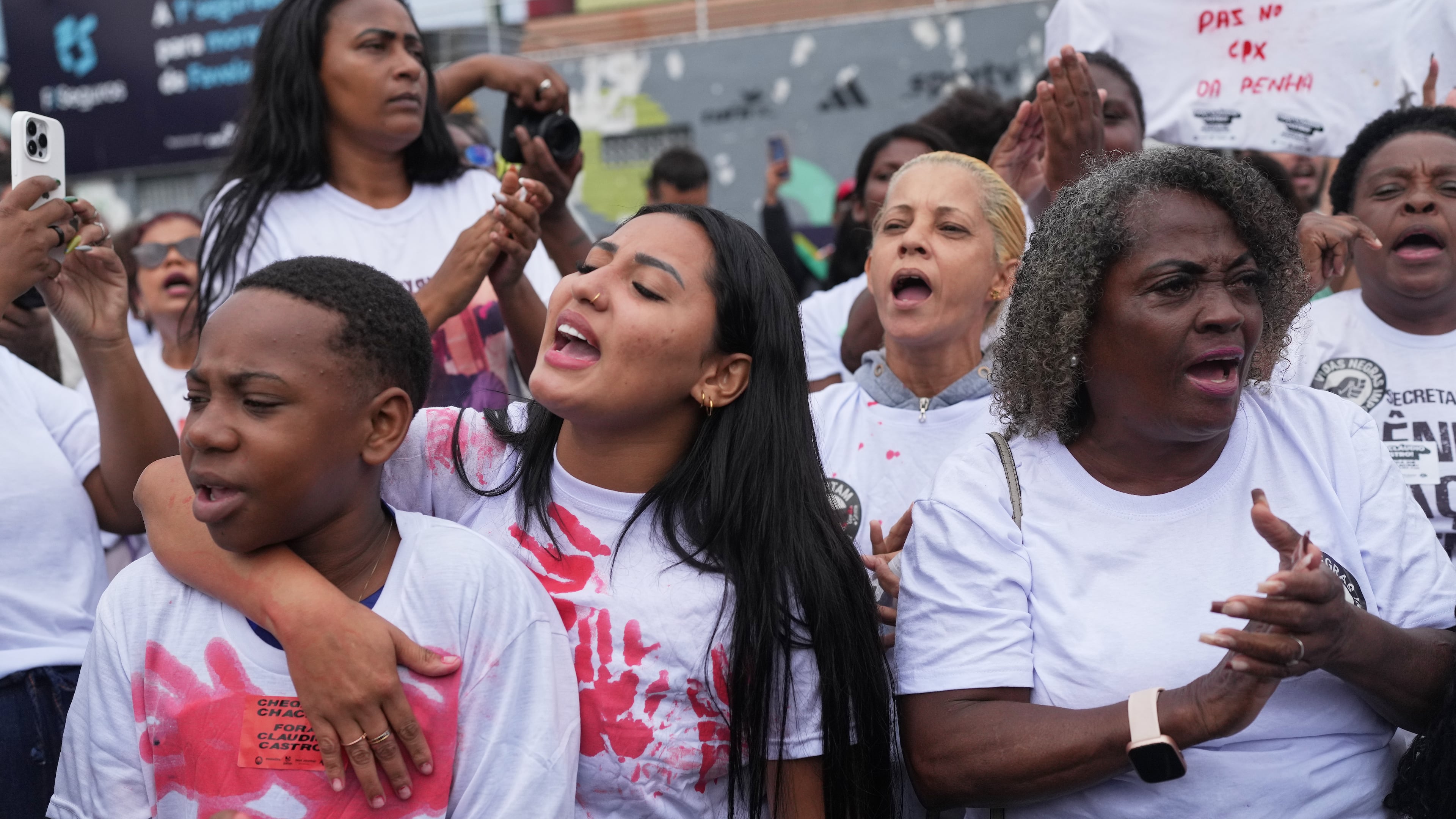 People protest days after a deadly police operation targeting a drug trafficking gang at the Complexo da Penha favela in Rio de Janeiro, Friday, Oct. 31, 2025. (AP Photo/Silvia Izquierdo)