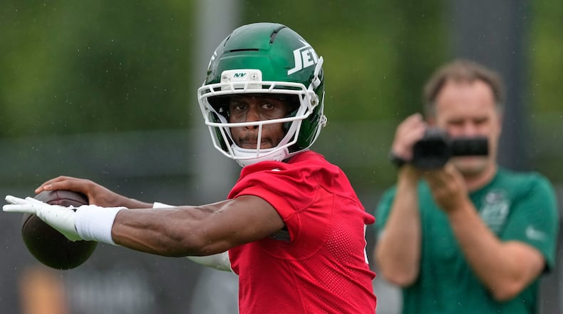 New York Jets quarterback Geno Smith throws during practice at the team’s NFL football training camp in Florham Park, N.J., Thursday, July 30, 2026. (AP Photo/Seth Wenig)