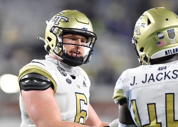 Georgia Tech's linebacker David Curry (6) talks with teammates. (Hyosub Shin / Hyosub.Shin@ajc.com)