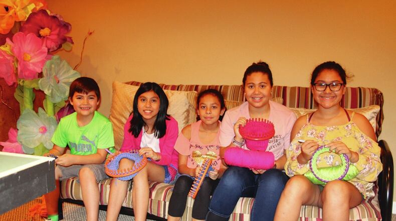 A group of Latino children are sewing hats for kids who are losing their hair as a result of cancer. Photo by: Johanes Rosell /MundoHispanico
