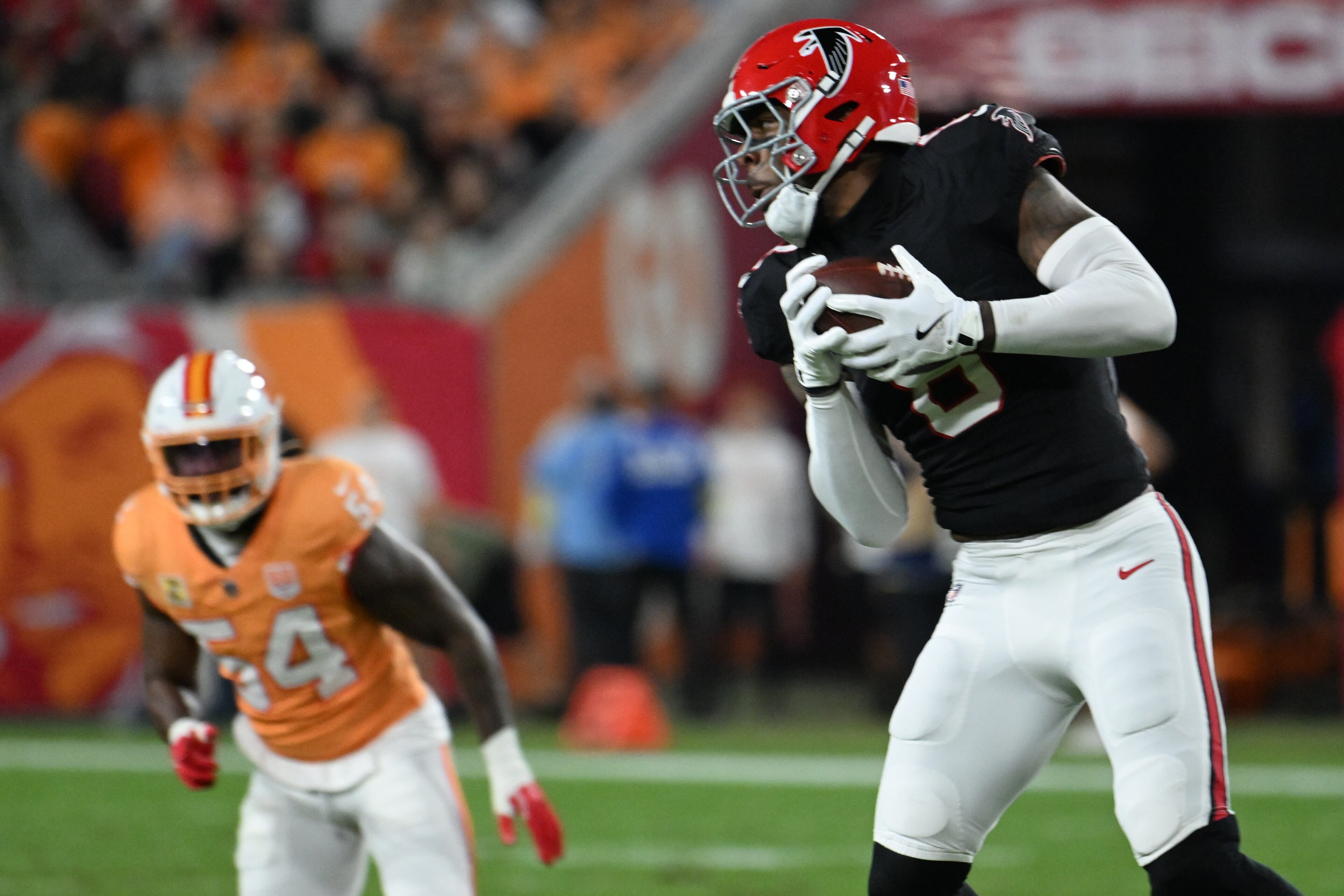 Atlanta Falcons tight end Kyle Pitts Sr. (8) makes the catch against the Tampa Bay Buccaneers during the first half of an NFL football game, Thursday, Dec. 11, 2025, in Tampa, Fla. (AP Photo/Jason Behnken)