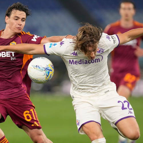 Roma's Niccolo Pisilli, left, challenges for the ball with Fiorentina's Jacopo Fazzini during the Italian Serie A soccer match between Roma and Fiorentina in Rome, Monday, May 4, 2026. (AP Photo/Gregorio Borgia)