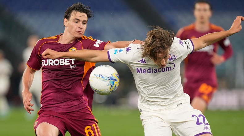 Roma's Niccolo Pisilli, left, challenges for the ball with Fiorentina's Jacopo Fazzini during the Italian Serie A soccer match between Roma and Fiorentina in Rome, Monday, May 4, 2026. (AP Photo/Gregorio Borgia)