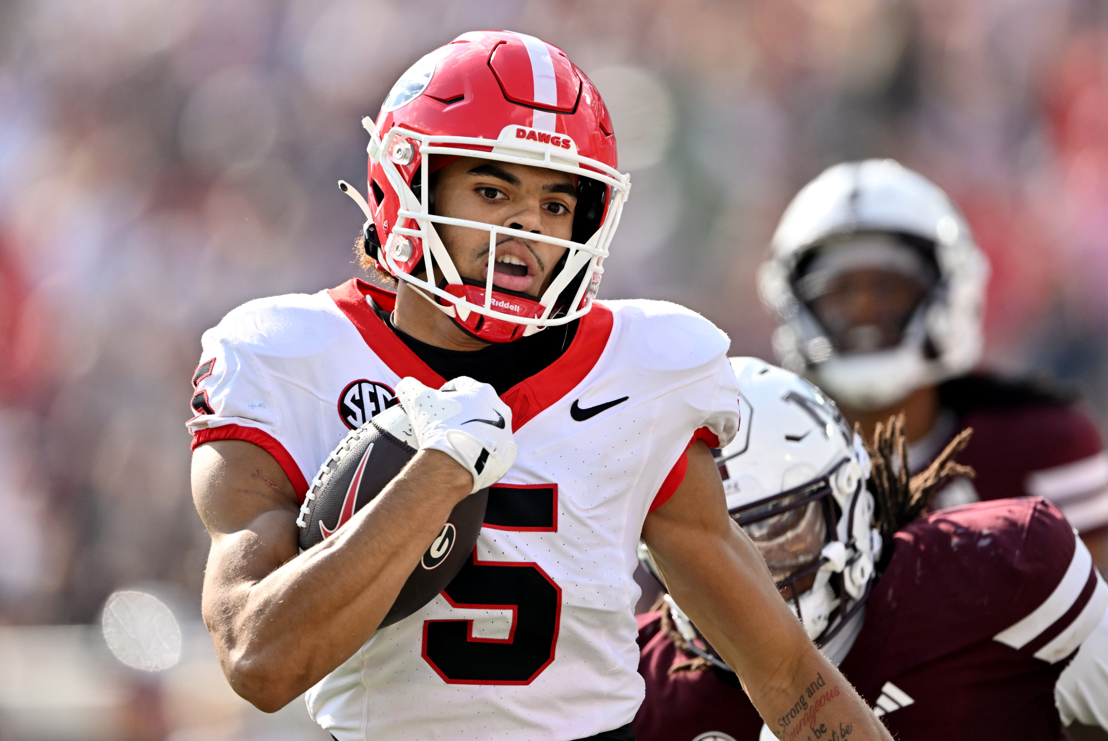 Georgia wide receiver Noah Thomas (5) eludes a tackle runs for a touchdown during the second half in an NCAA football game at Davis Wade Stadium, Saturday, November 8, 2025, in Starkville, Mississippi. Georgia won 41-21 over Mississippi State. (Hyosub Shin / AJC)