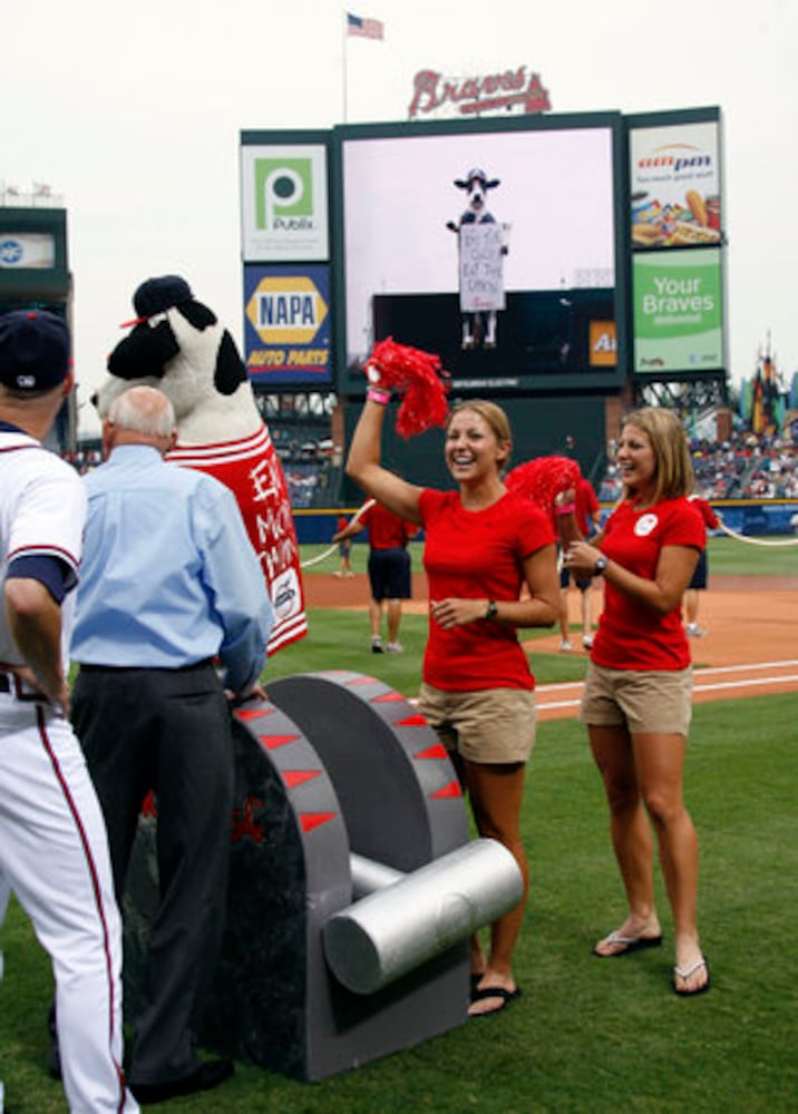 Turner Field cow does tomahawk chop!