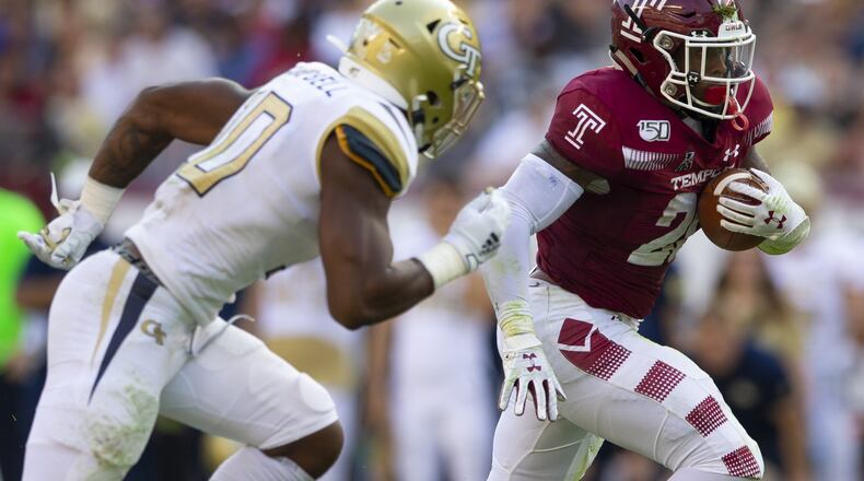 Temple's Re'Mahn Davis runs past Christian Campbell of Georgia Tech en route to a touchdown in the second quarter. (Photo by Mitchell Leff/Getty Images)