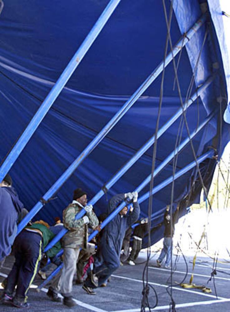 Big Apple Circus: Raising of the tent