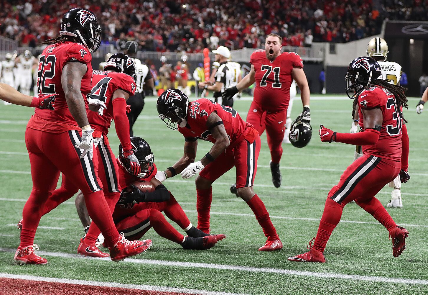 Photos: Falcons hold on, beat the Saints