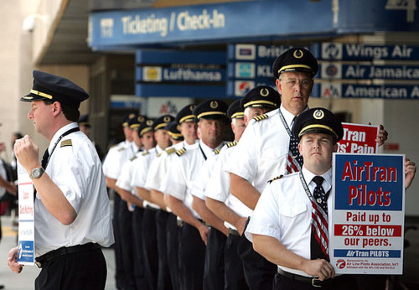 AirTran pilots picket