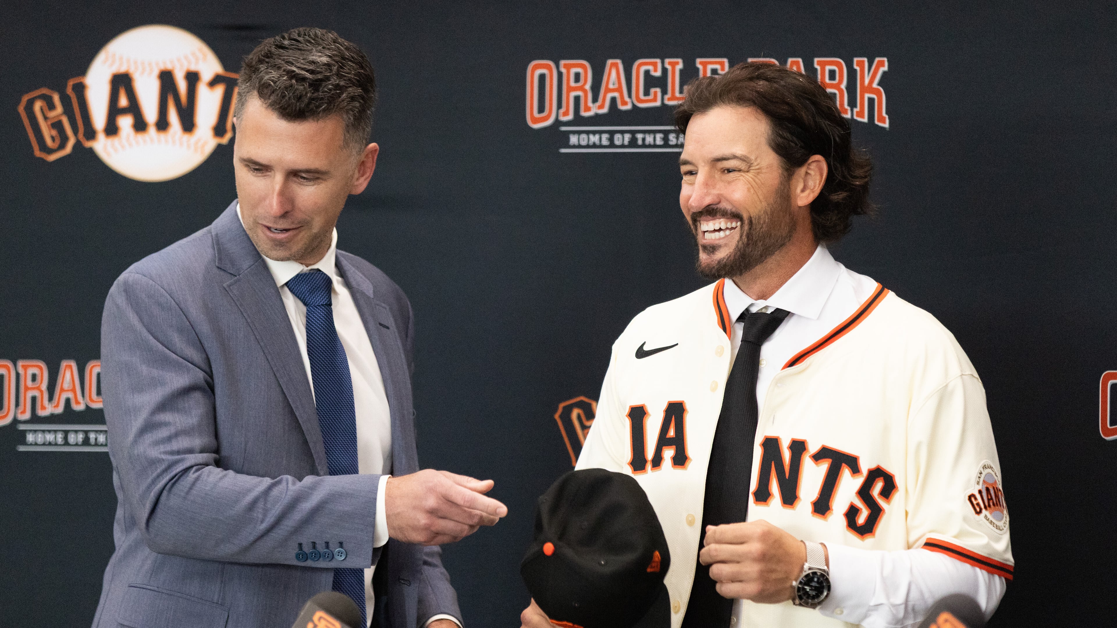 San Francisco Giants President of Baseball Operations Buster Posey, left, welcomes Tony Vitello as the new manager of the San Francisco Giants baseball team on Thursday, Oct. 30, 2025, in San Francisco. (AP Photo/Benjamin Fanjoy)
