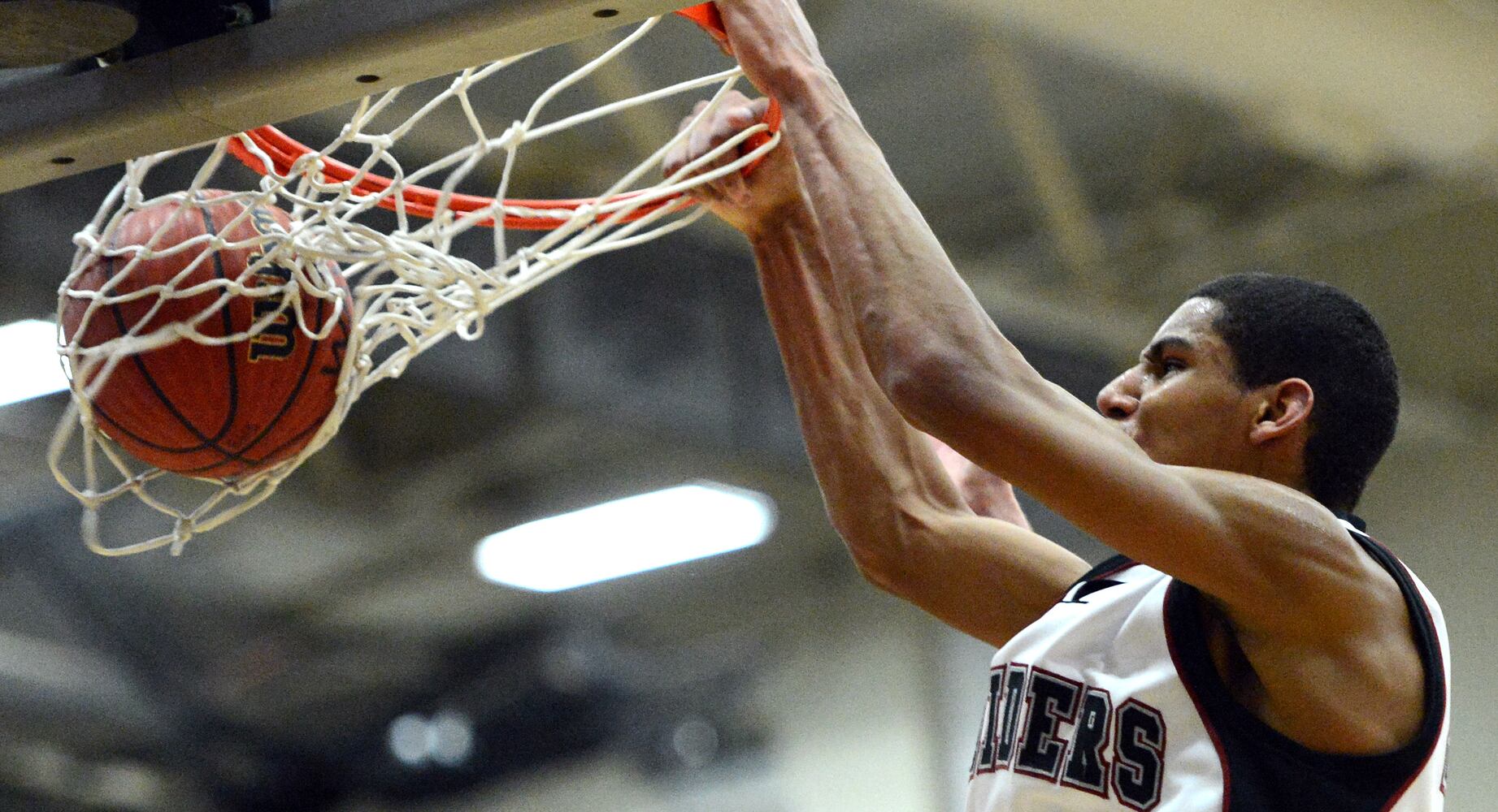Cougars defeat Raiders 74-71