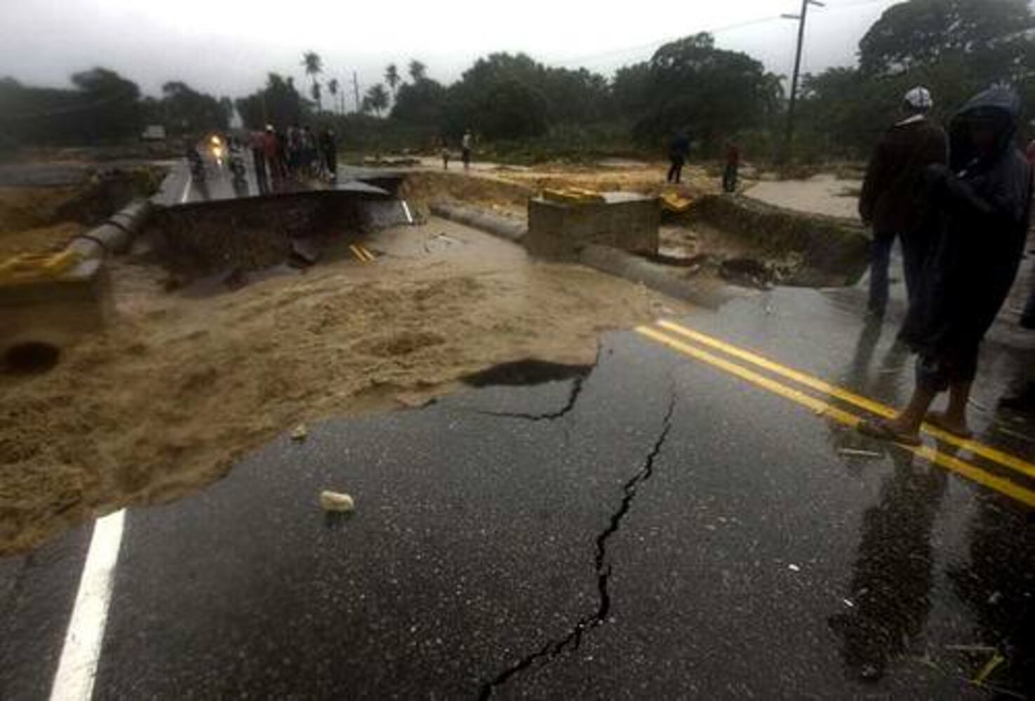 Tropical Storm Noel swamps Dominican Republic, Haiti