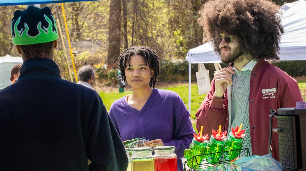 Jorryn Bellinger (left) and Francisco Torres of Decatur order a fresh juice at a visit by the Bien Vegano Atlanta vegan market to Pontoon Brewing in Sandy Springs. Jenni Girtman for The Atlanta Journal-Constitution