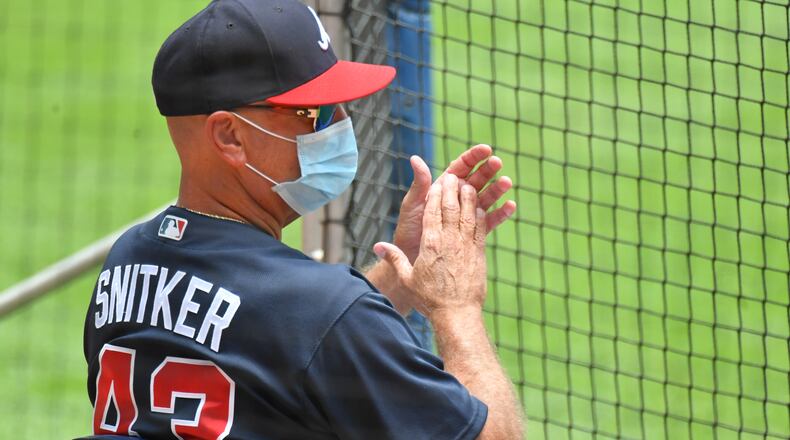 Braves manager Brian Snitker wore a mask during a scrimmage in July 2020. (Hyosub Shin / Hyosub.Shin@ajc.com)