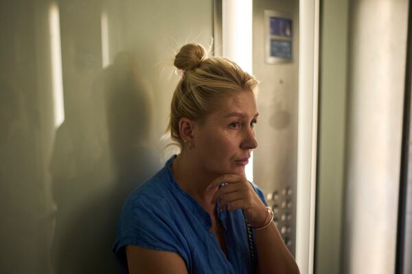 Ukrainian makeup artist Tetiana Kurakova, 40, takes the elevator in a hotel in Tel Aviv, Israel, June 17, 2025, that was turned into a shelter for evacuees from Bat Yam, which was hit by an Iranian strike. (AP Photo/Leo Correa)
