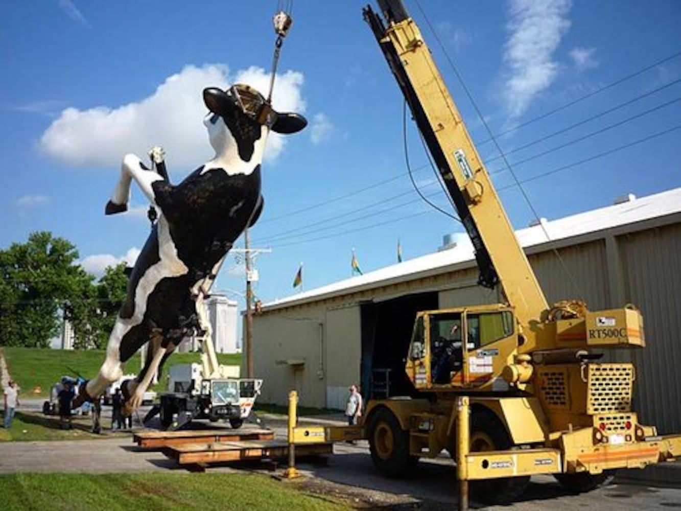 Turner Field cow does tomahawk chop!