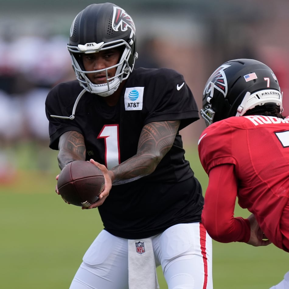 Atlanta Falcons quarterback Tua Tagovailoa hands the ball off to running back Bijan Robinson (7) during an NFL training camp, Friday, Aug. 7, 2026, in Flowery Branch, Ga. (Mike Stewart/AP)