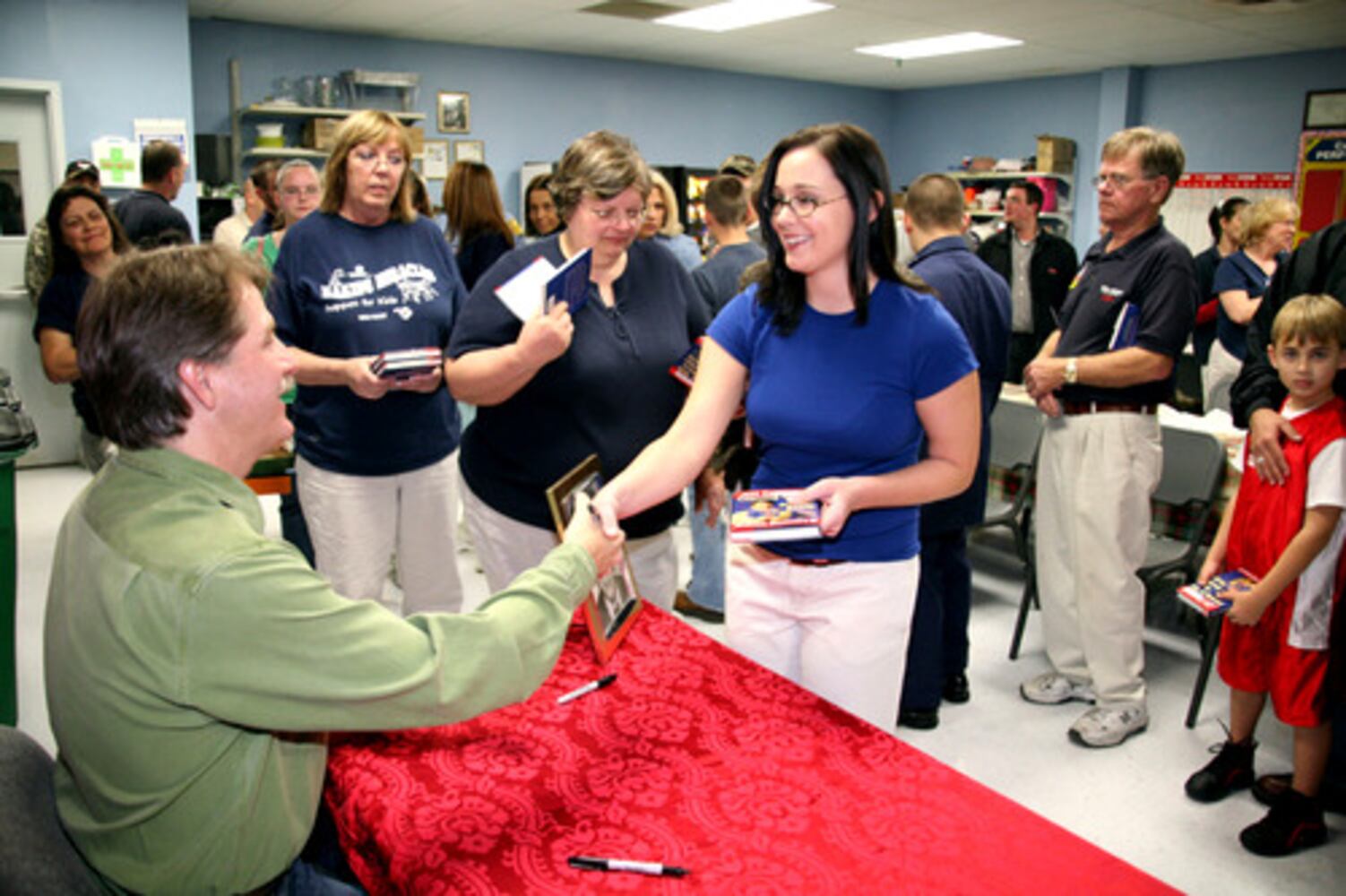 Jeff Foxworthy charms book fans at Loganville Wal-Mart