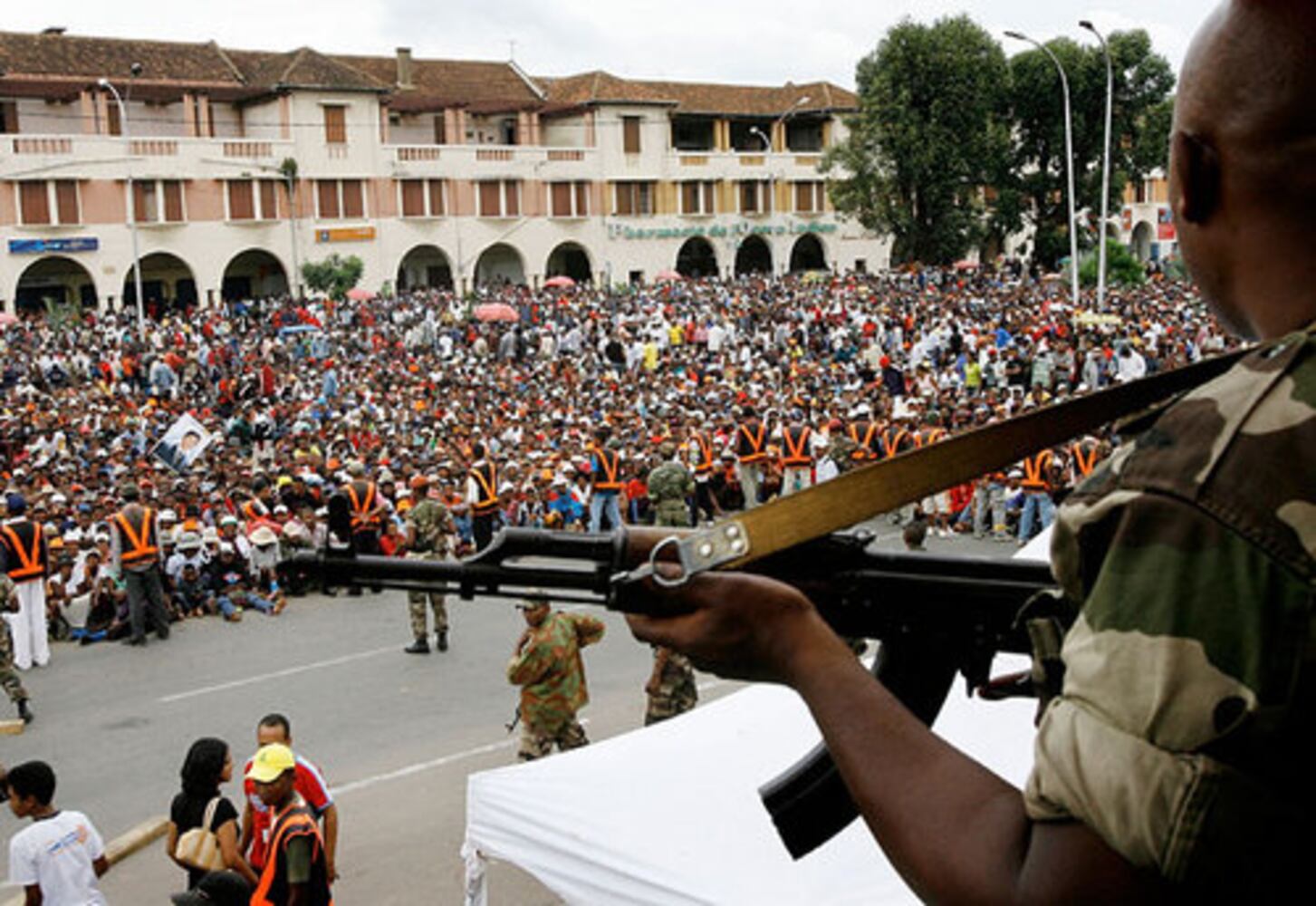 Madagascar dissolves government