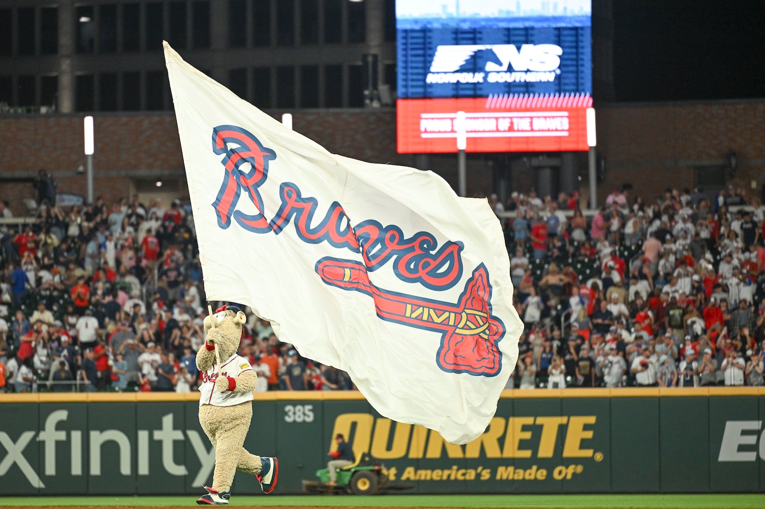 Blooper celebrates the Atlanta Brave’s 5-0 win over the New York Mets during a MLB game Wednesday, June 18, 2025 at Truist Park. (Daniel Varnado/For the Atlanta Journal-Constitution)