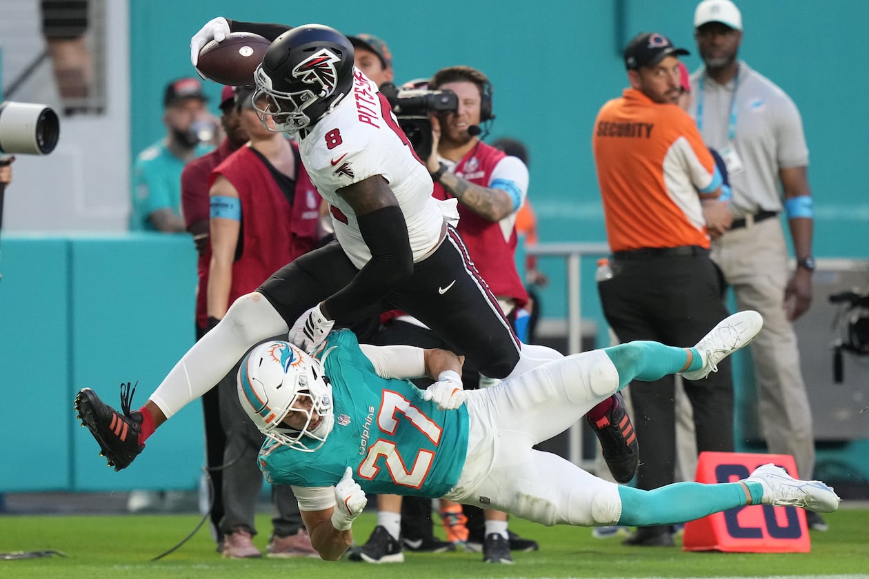 Atlanta Falcons tight end Kyle Pitts runs against Miami Dolphins defensive back Ethan Bonner during the first half of an NFL preseason football game, Friday, Aug. 28, 2026, in Miami Gardens, Fla. (Lynne Sladky/AP)