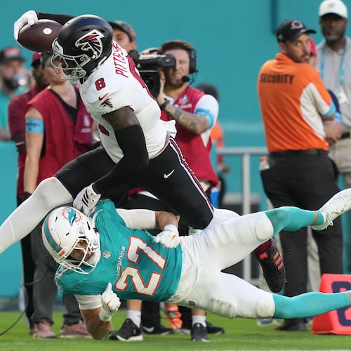 Atlanta Falcons tight end Kyle Pitts runs against Miami Dolphins defensive back Ethan Bonner during the first half of an NFL preseason football game, Friday, Aug. 28, 2026, in Miami Gardens, Fla. (Lynne Sladky/AP)