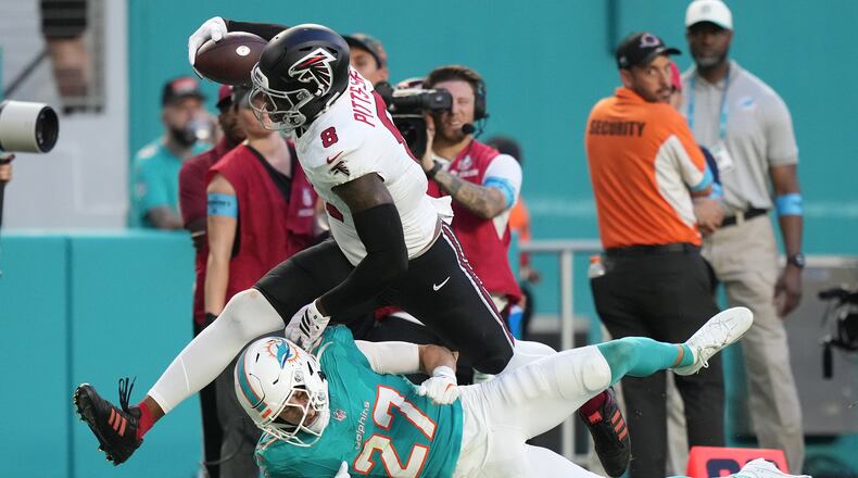 Atlanta Falcons tight end Kyle Pitts runs against Miami Dolphins defensive back Ethan Bonner during the first half of an NFL preseason football game, Friday, Aug. 28, 2026, in Miami Gardens, Fla. (Lynne Sladky/AP)
