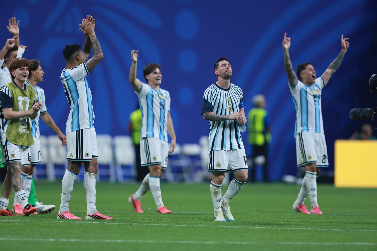 Argentina’s Lionel Messi (second from right) and his teammates wave to fans after winning their FIFA World Cup match against Egypt at Atlanta Stadium on Tuesday, July 7, 2026. (Jason Getz/AJC)