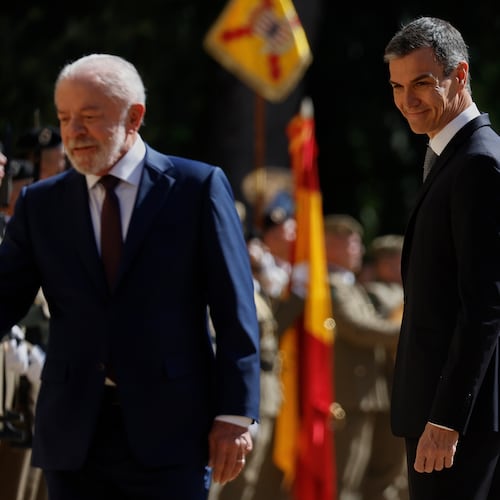 Spain's Prime Minister Pedro Sanchez, right, and Brazil's President Luiz Inacio Lula da Silva review troops during a Spain-Brazil summit in Barcelona, Spain, Friday, April 17, 2026. (AP Photo/Joan Monfort)