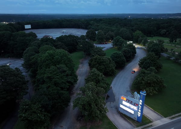 Movie-goers arrive at Starlight Drive-In Theatre as it gets dark, Friday, June 13, 2025, in Atlanta. (Hyosub Shin / AJC)