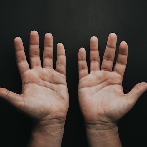 Dermatologists say cold outdoor air paired with dry indoor heating creates the perfect storm for skin barrier damage. (Photo by Luis Quintero on Unsplash)