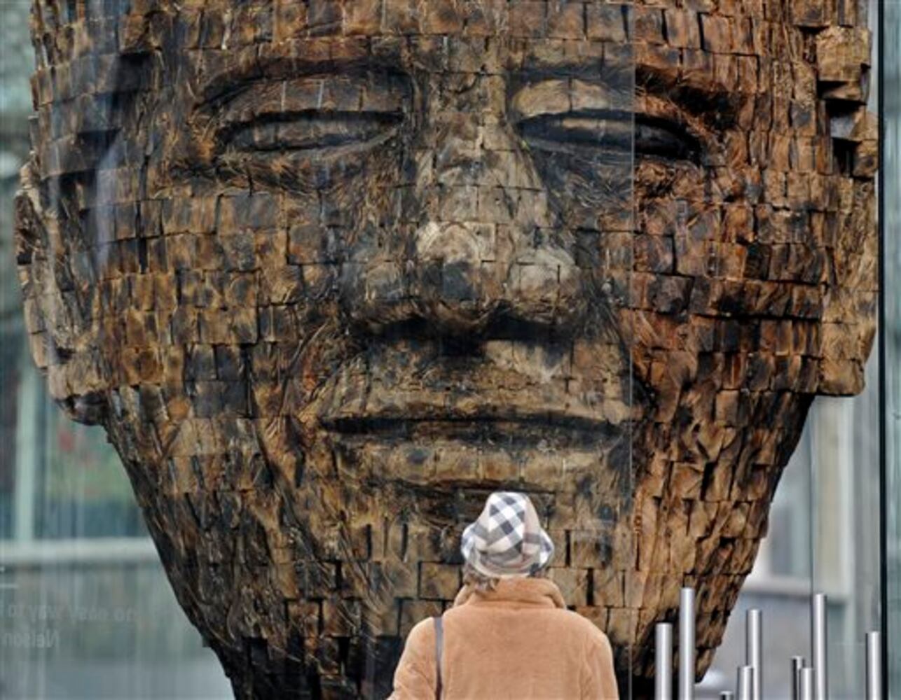 Artistic photos of Nelson Mandela around the world