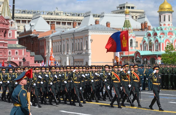 Les soldats mongols assisteront au défilé militaire du Jour de la victoire qui s'est tenu à Moscou, en Russie, le vendredi 9 mai 2025, lors de la célébration du 80e anniversaire de la victoire de l'Union soviétique contre l'Allemagne nazie pendant la Seconde Guerre mondiale. (Via Ilya Pitalev / agence d'animation de photos Ria Novosti)