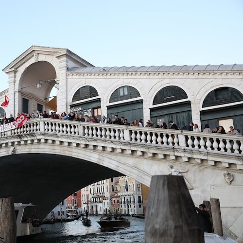 Workers and orchestra members of Venice’s La Fenice theater, joined by other performing arts professionals, march through the city demanding the resignation of superintendent Nicola Colabianchi and artistic director Beatrice Venezi, in Venice, Italy, Monday, Nov. 10, 2025. (Paola Garbuio/LaPresse via AP)