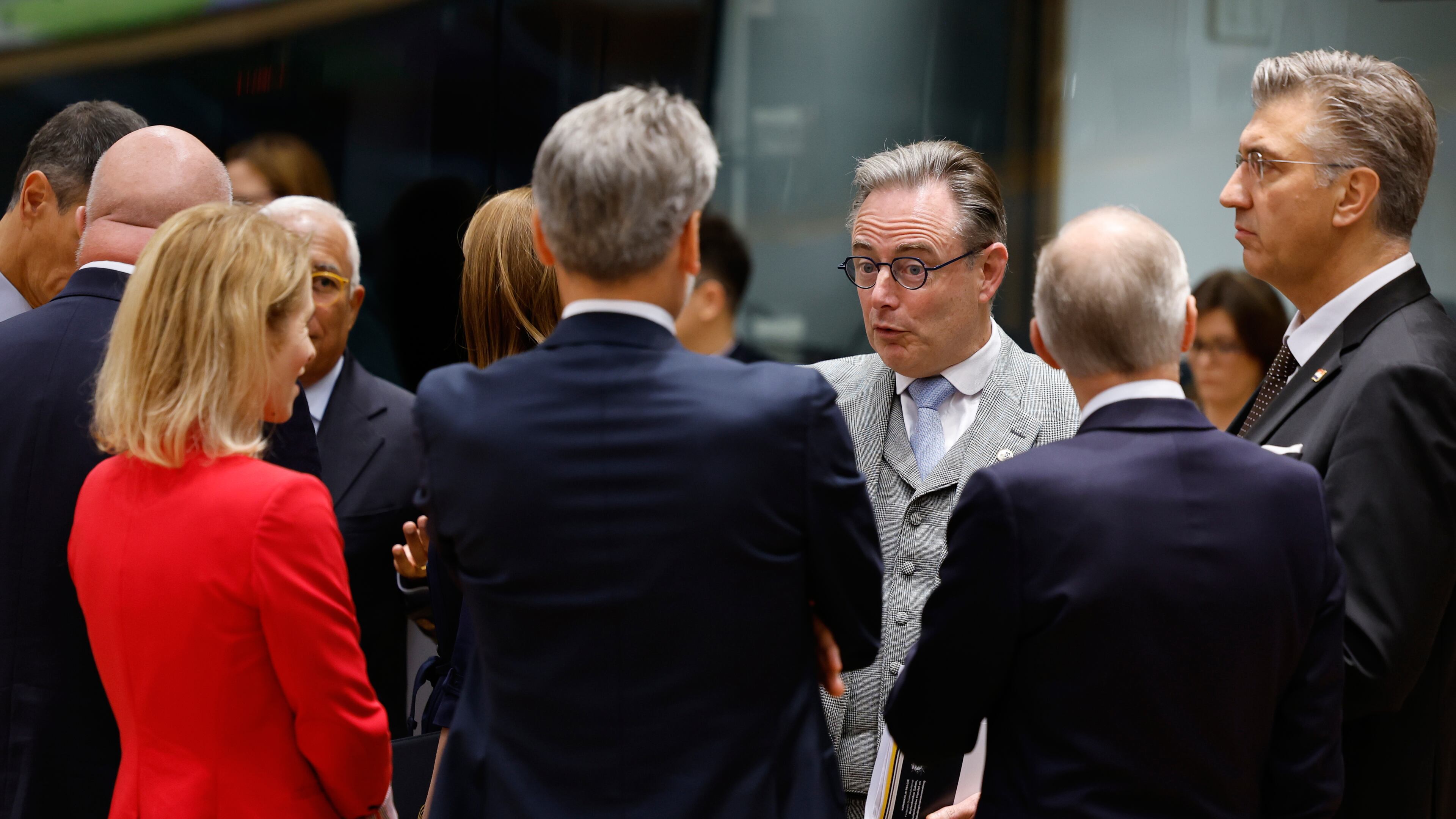 Belgium's Prime Minister Bart De Wever, center, speaks with European Union foreign policy chief Kaja Kallas, third left, Netherland's Prime Minister Dick Schoof, center left, and Croatia's Prime Minister Andrej Plenkovic, right, during a round table meeting at an EU Summit in Brussels, Thursday, Oct. 23, 2025. (AP Photo/Geert Vanden Wijngaert)