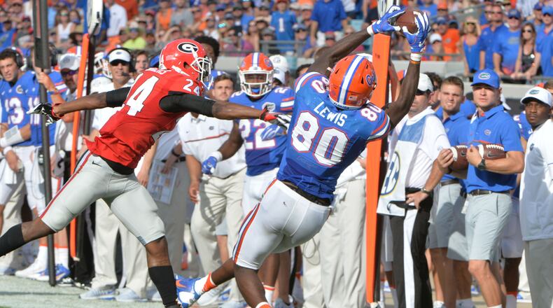 October 29, 2016 Jacksonville, Fla. - Florida tight end C'yontai Lewis (80) catches a pass under pressure from Georgia safety Dominick Sanders (24)in the first half of Georgia and Florida game at EverBank Field in Jacksonville, Florida on Saturday, October 29, 2016. HYOSUB SHIN / HSHIN@AJC.COM
