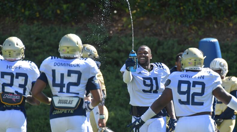 Georgia Tech defensive lineman Kelton Dawson (91) cools off with a splash of bottled water. HYOSUB SHIN / HSHIN@AJC.COM