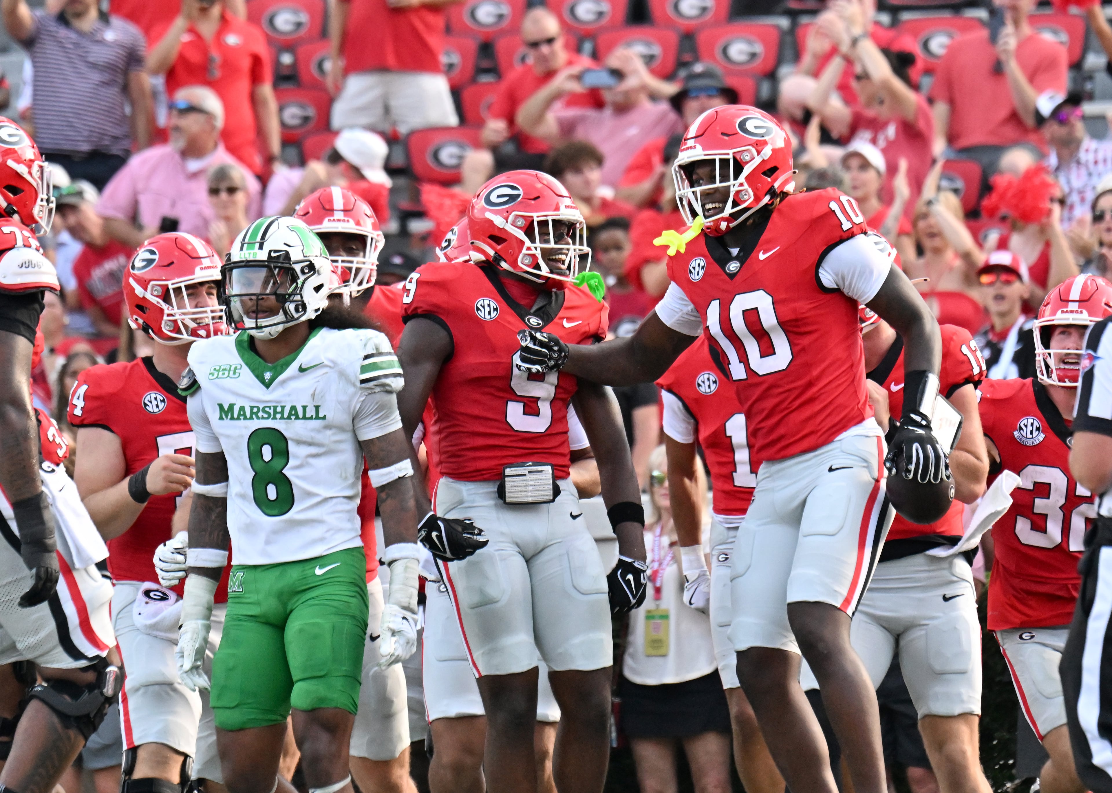 Georgia tight end Elyiss Williams (10) celebrates after scoring a touchdown during the second half in an NCAA football game at Sanford Stadium, Saturday, August 30, 2025, in Athens. Georgia won 45-7 overMarshall. (Hyosub Shin / AJC)