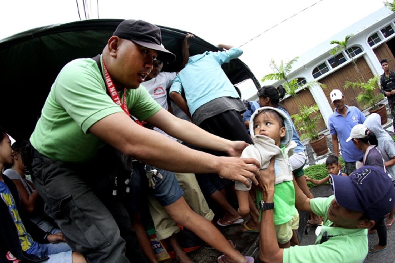 600,000 Filipinos flee as typhoon blows near