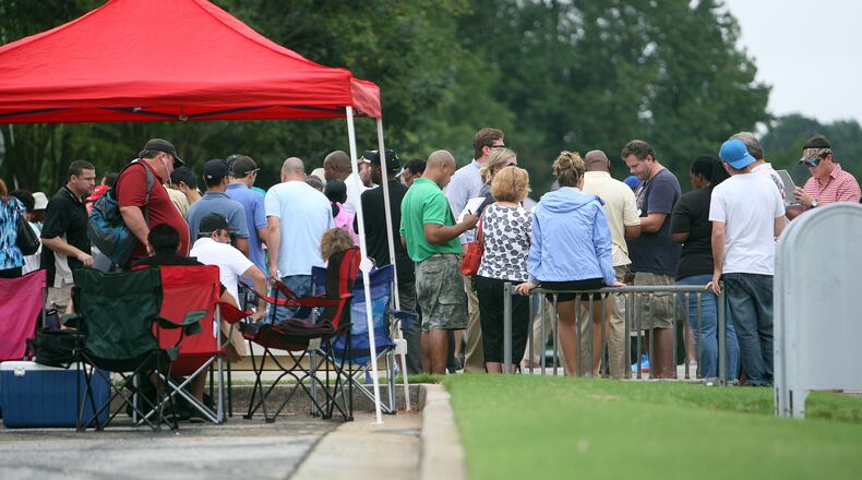 A 2012 foreclosure auction at the front entrance of the Gwinnett Justice and Administration Center drew a crowd of bidders. VINO WONG / VWONG@AJC.COM