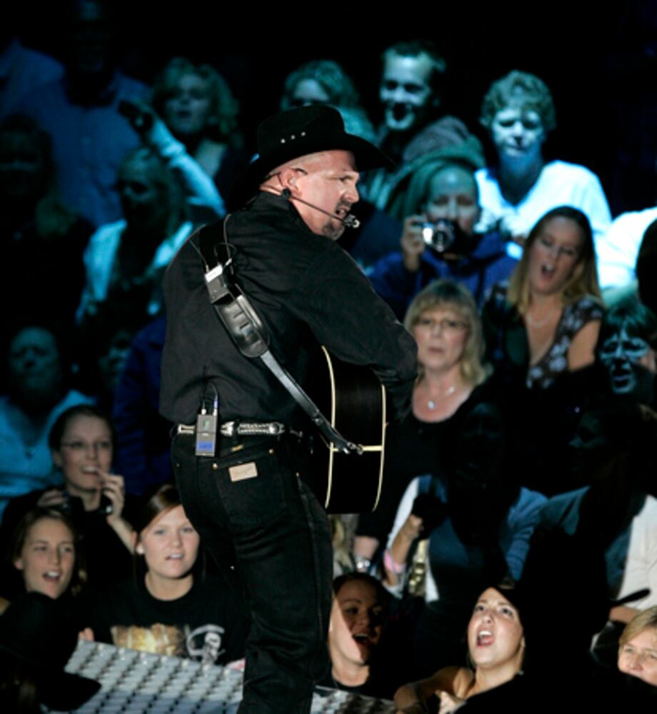 Garth Brooks rocks Kansas City, Mo.