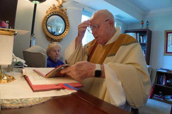 The Rev. James Kelly celebrates Mass at his apartment in the Normandy Farms Estates retirement community in Blue Bell, Pa., on Thursday, June 19, 2025. (AP Photo/Luis Andres Henao)