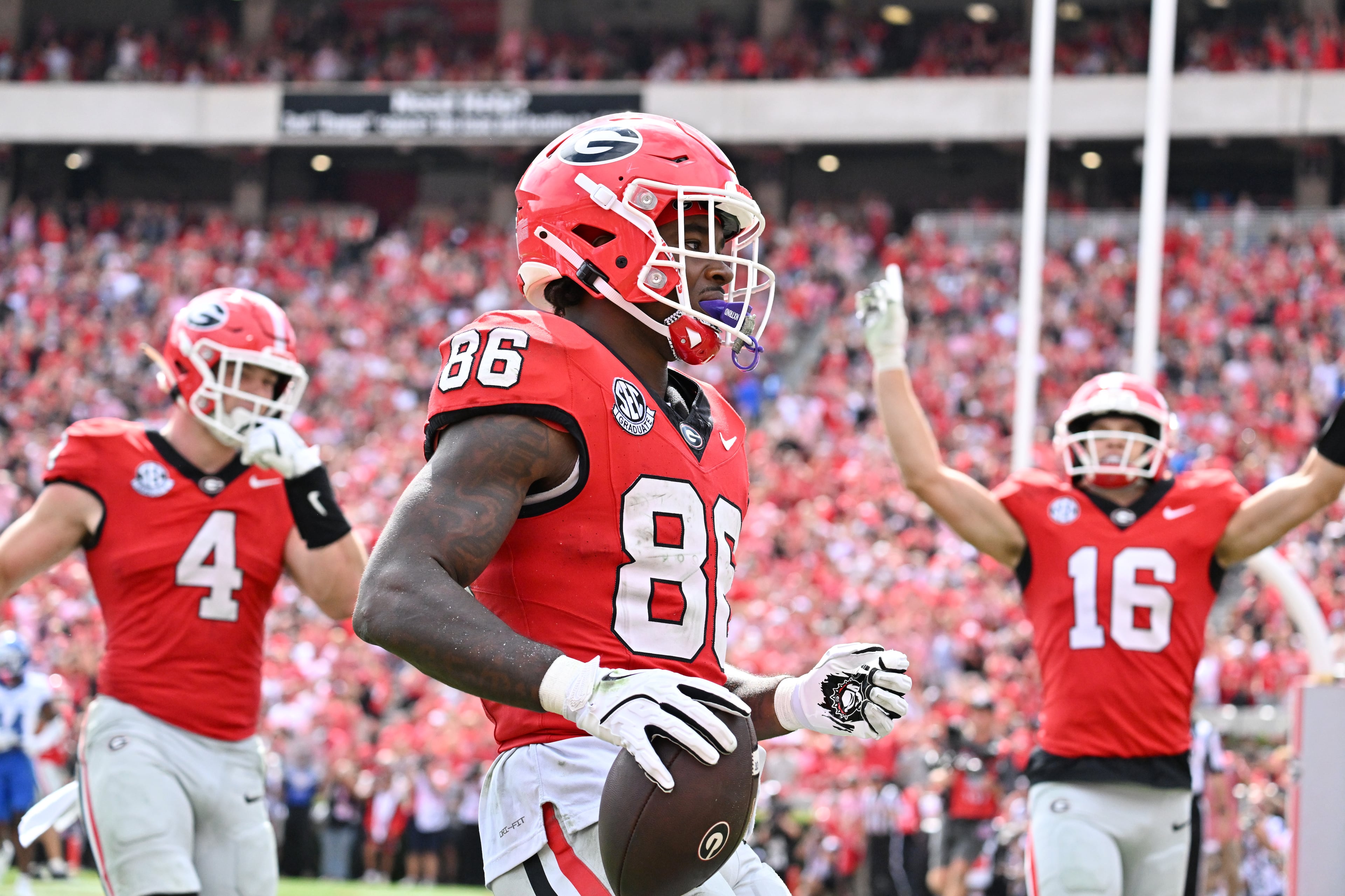 Georgia wide receiver Dillon Bell (86) scores a touchdown during the second half in a NCAA college football game at Sanford Stadium, Saturday, October 4, 2025, in Athens. Georgia won 35 -14 over Kentucky. (Hyosub Shin / AJC)