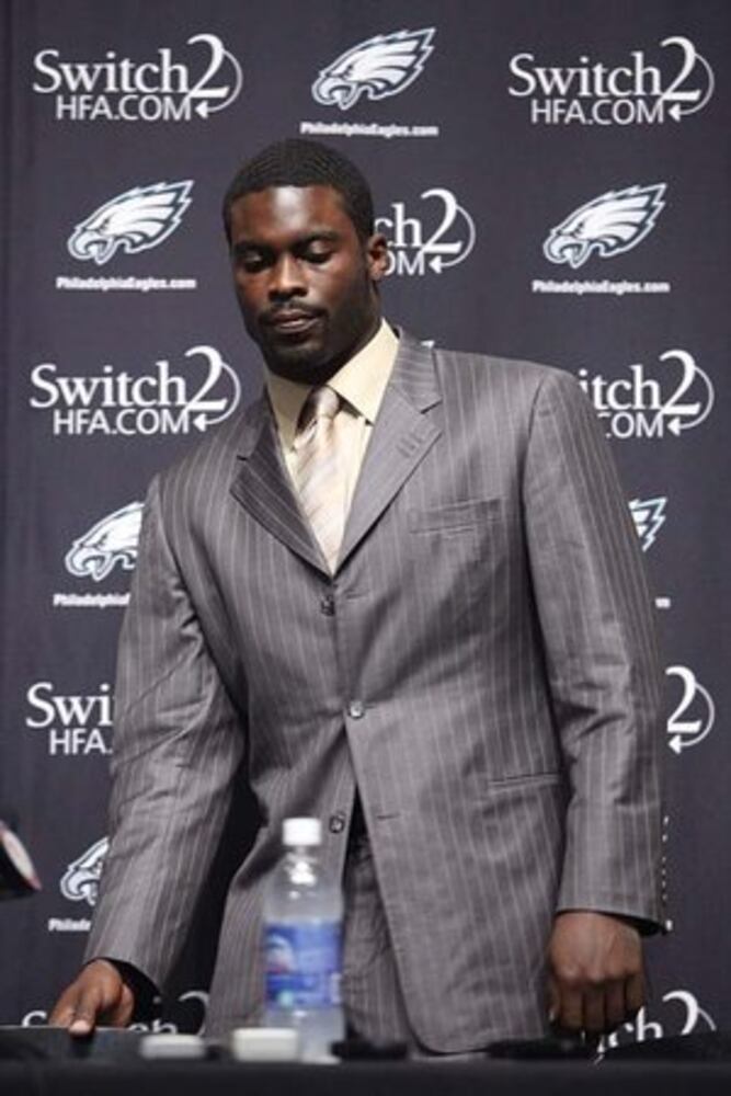 NFL: Michael Vick signs with Eagles