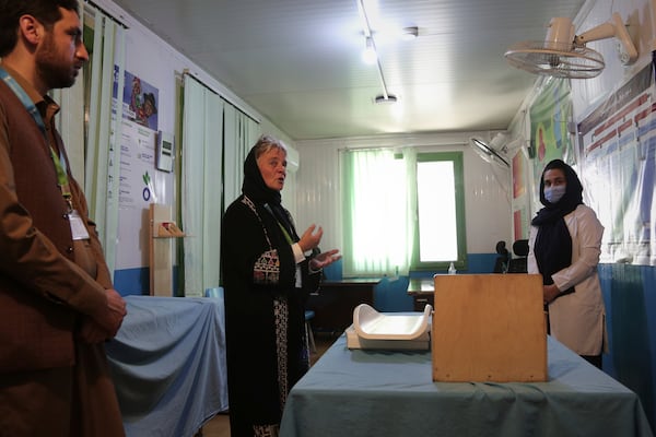 Action Against Hunger's country director Cobi Rietveld, second from left, talks to her staff and to journalists at their therapeutic feeding unit in Kabul, Afghanistan, Tuesday April 15, 2025. (AP Foto/Siddiqullah Alizai)